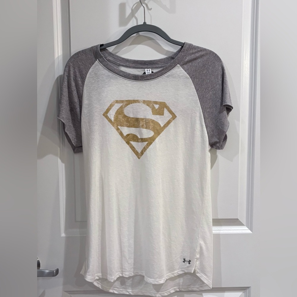 Under Armour Women’s Grey, White & Gold Superman Logo T-Shirt size L NWT